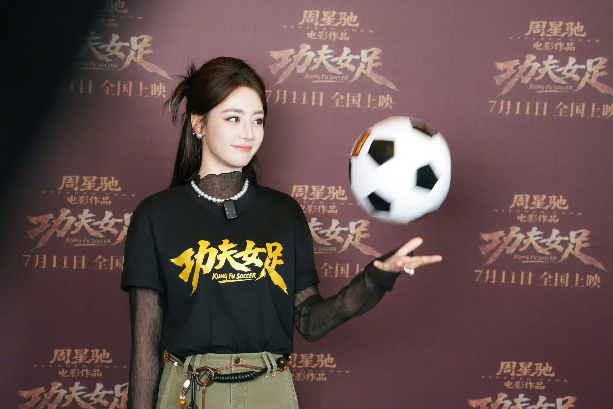 艾米看热巴的眼神不对劲是欣赏呀，两个美女，来看功夫女足！ 