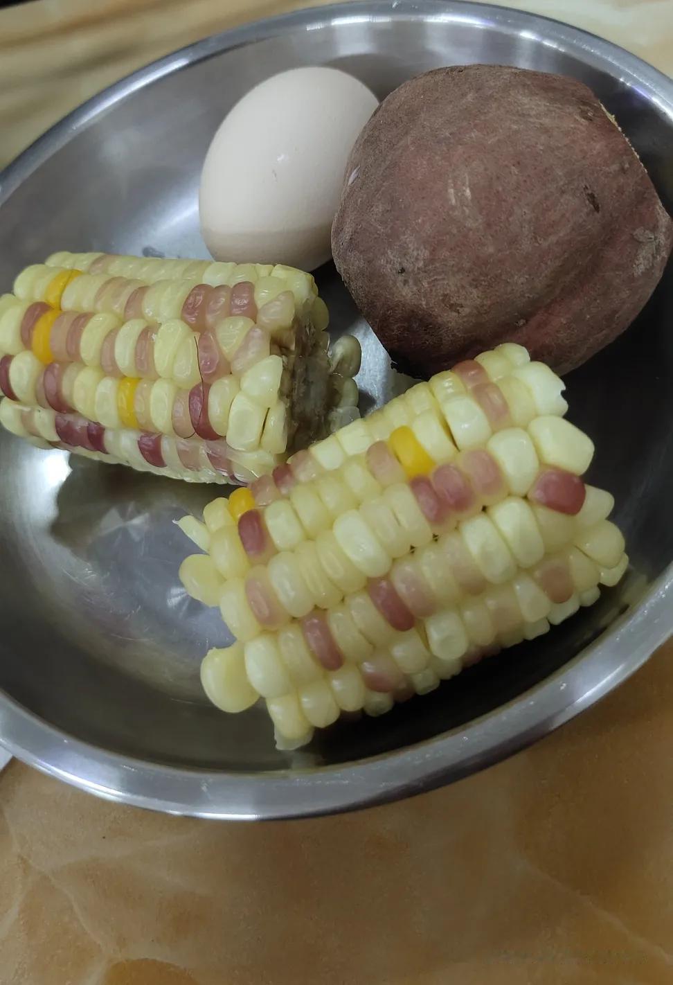 今天的早餐没有吃主食，都是吃的粗粮，两半截糯玉米，一个地瓜，地瓜也非常粉糯，很好