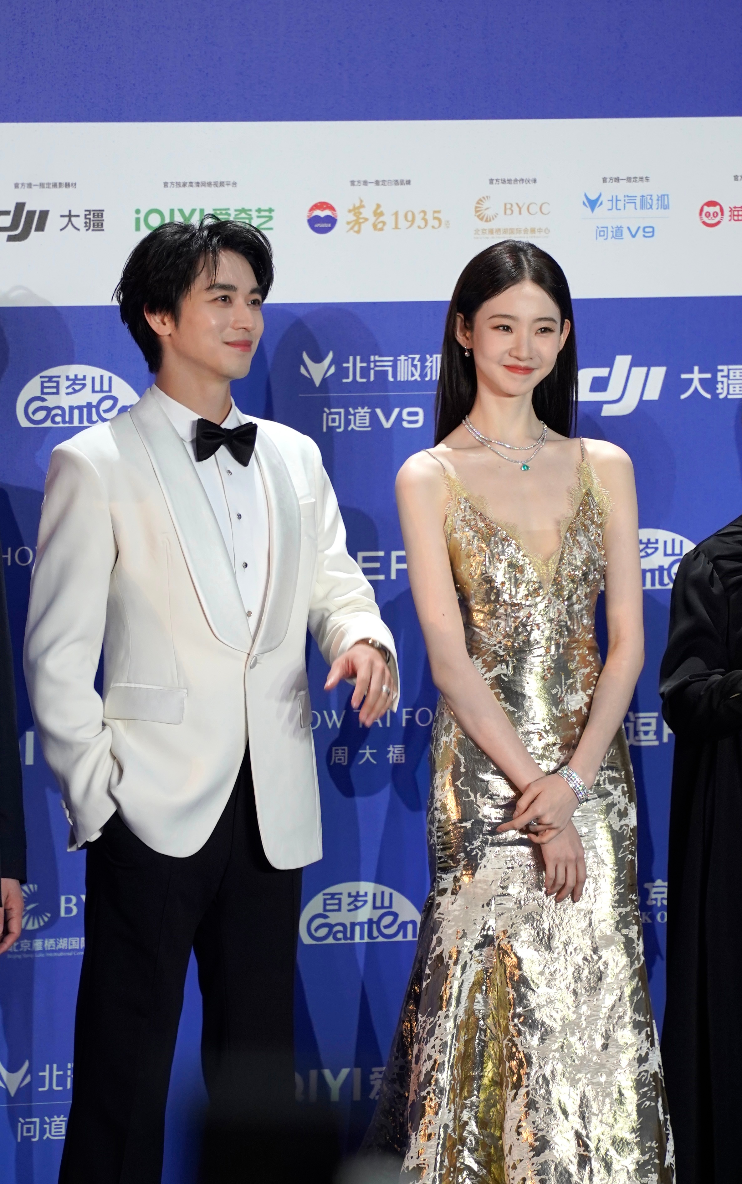 发一下北京国际电影节 红毯拍的张艺凡，真的好仙！清冷又灵动，自带文艺滤镜。而且比