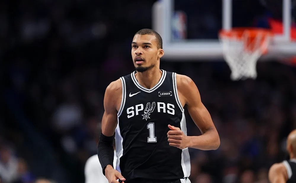 NBA季后赛次轮G5，马刺主场126-97大胜森林狼，大比分3-2拿到赛点。队史