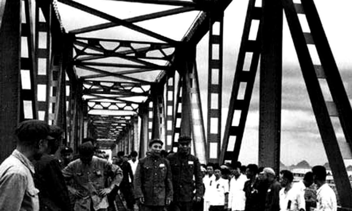 1957年，铁道兵司令王震上将遇到3个海军军官大声喝酒划拳。王司令走上前去，问“