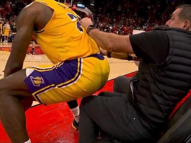 22投10中，老也中末节和加时都很铁，但最重要的三分进了，还是可以的。绝杀没进基