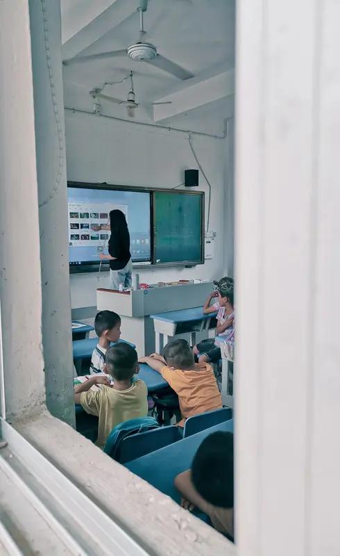 00后支教老师用篮球点亮少年心，这事儿太暖了！想象一下，一群山里孩子原本生活单调