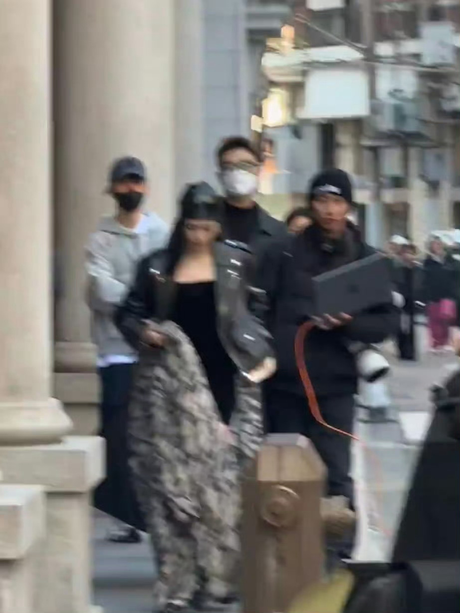 上海街头偶遇刘浩存live图我的妈啊黑长直黑短裙➕冷帽皮衣，紫啧🤯🖤！！！ 