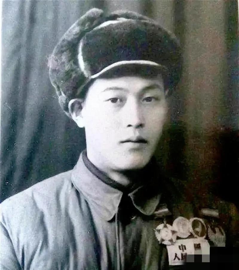 1952年，战士张文荣被美军俘虏后叛变！在奉命打入志愿军内部时，他却在跳伞前，将