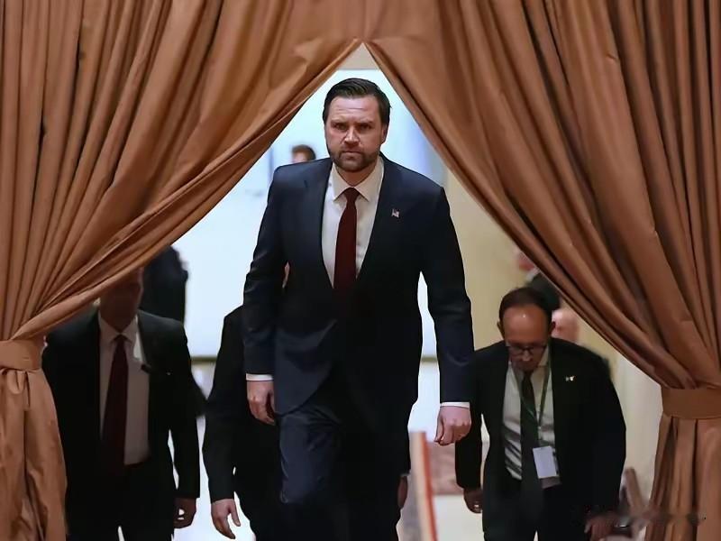 不出所料，美伊谈判谈了个寂寞，双方不欢而散。
此时，特朗普正在看UFC格斗，完全