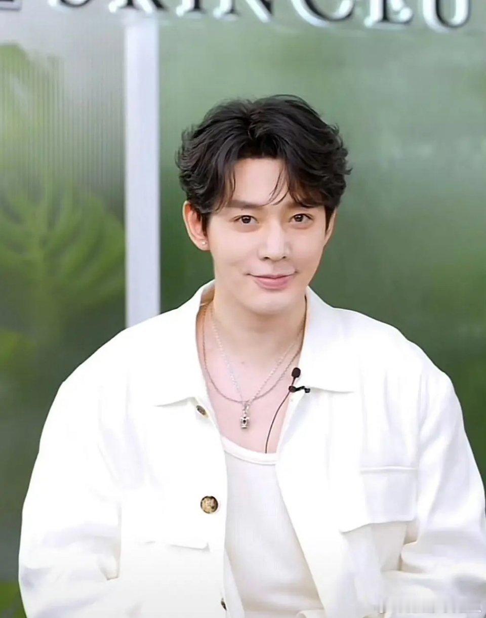 邓为要不就一直带着剧里面吧，剧外颜值总是很迷 ​​​