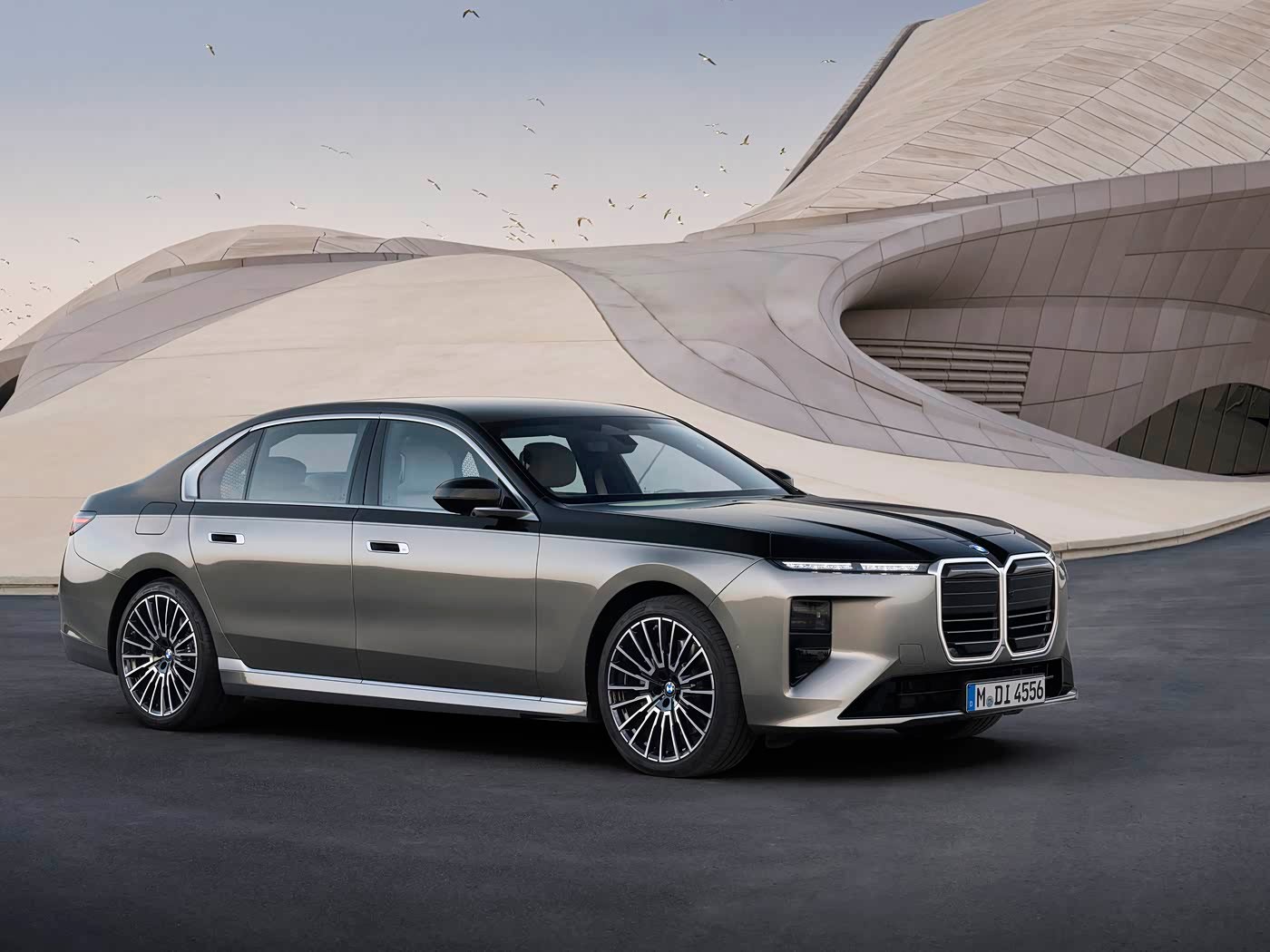 车市观察 好像豪华D级轿车这个物种只剩下奔驰S级和宝马7系了，所以再四舍五入一下