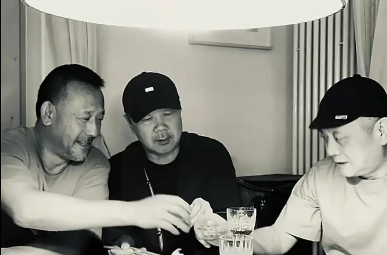 这仨凑一块儿，准有事！
这仨人，狂！各在各自的领域内狂，有写字的，有唱歌的，有演
