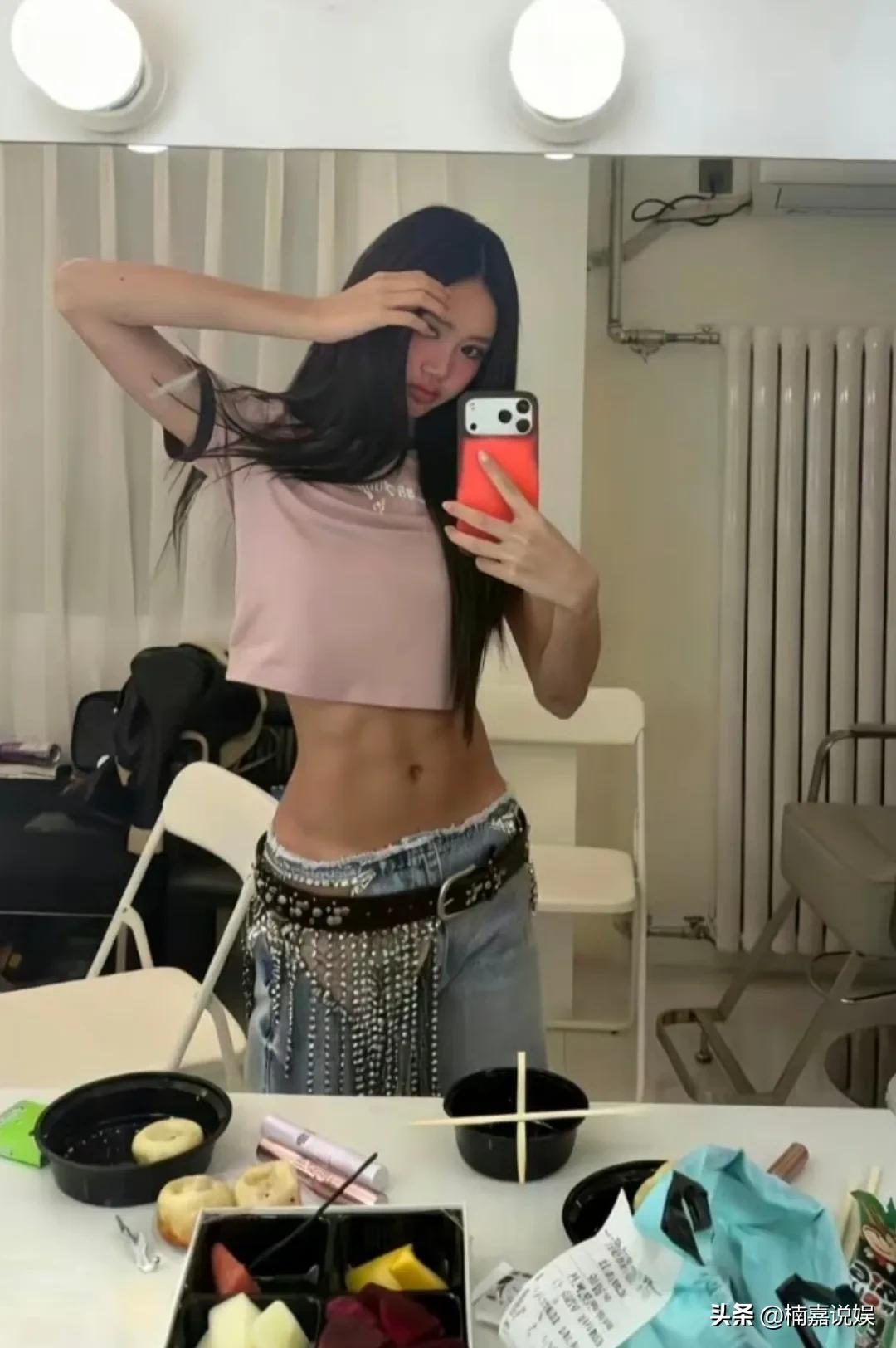 钟丽缇16岁的小女儿张凯琳（小名考拉）晒自拍照，这身材练的真好。
小小年纪就继承