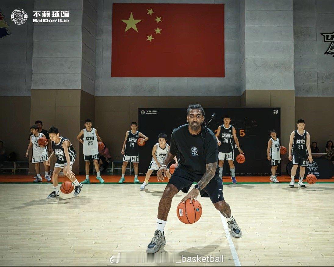 辽宁男篮青训教练OJ梅奥在张镇麟举办的训练营第四天担任训练师，张镇麟在这次训练营