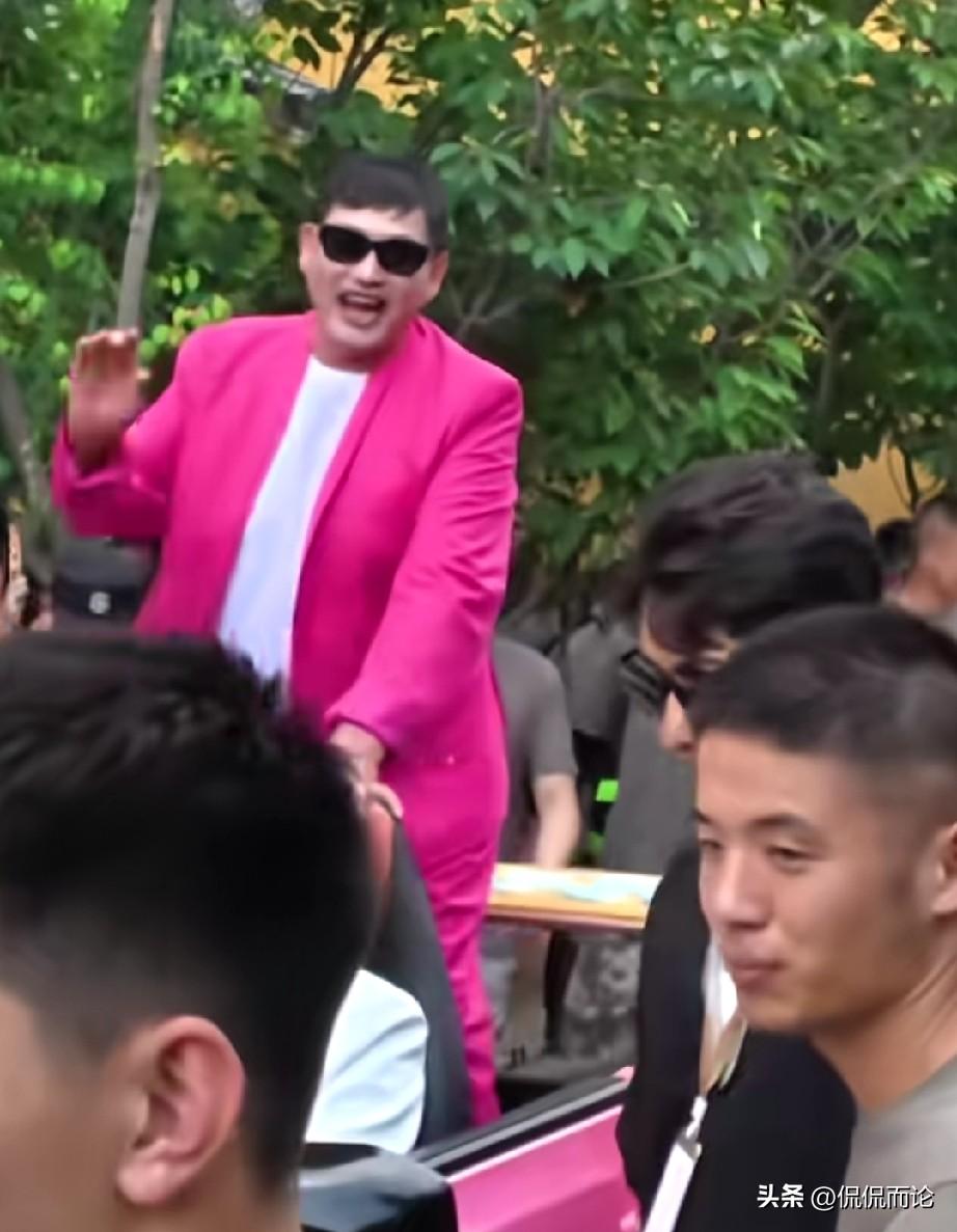 别说，朱之文这造型还是有些鸟叔的味道的，朱之文也是好起来了，现在不仅仅局限唱歌了