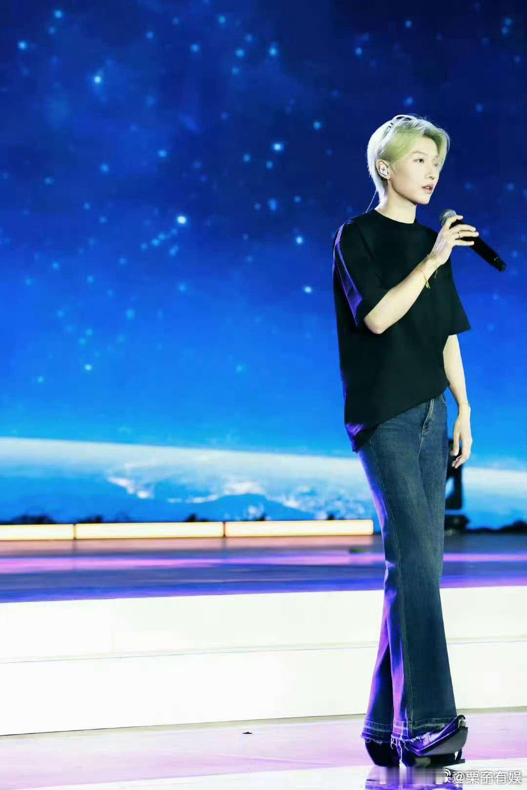 刘雨昕捕捉彩排精彩瞬间刘雨昕中国电影导演之夜彩排照刘雨昕中国电影导演之夜彩排照，
