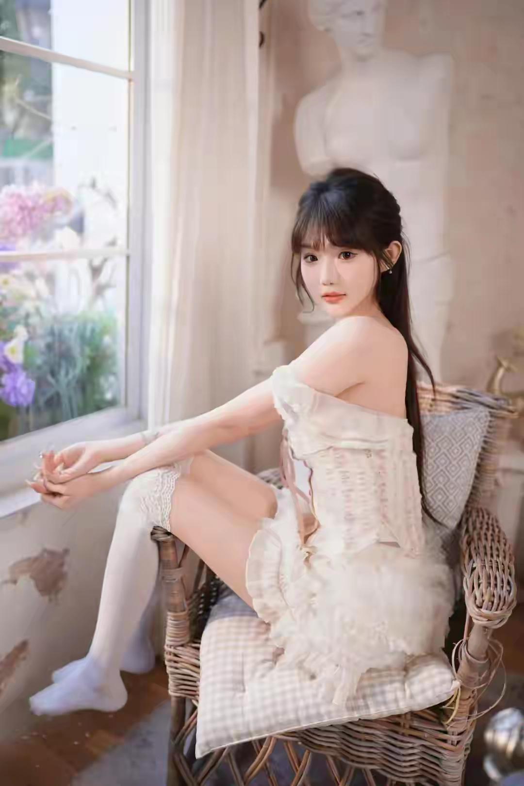 复古少女风，优雅坐椅上，白裙飘飘，花影摇曳。有气质的穿搭是怎么样的 古代小姐姐的