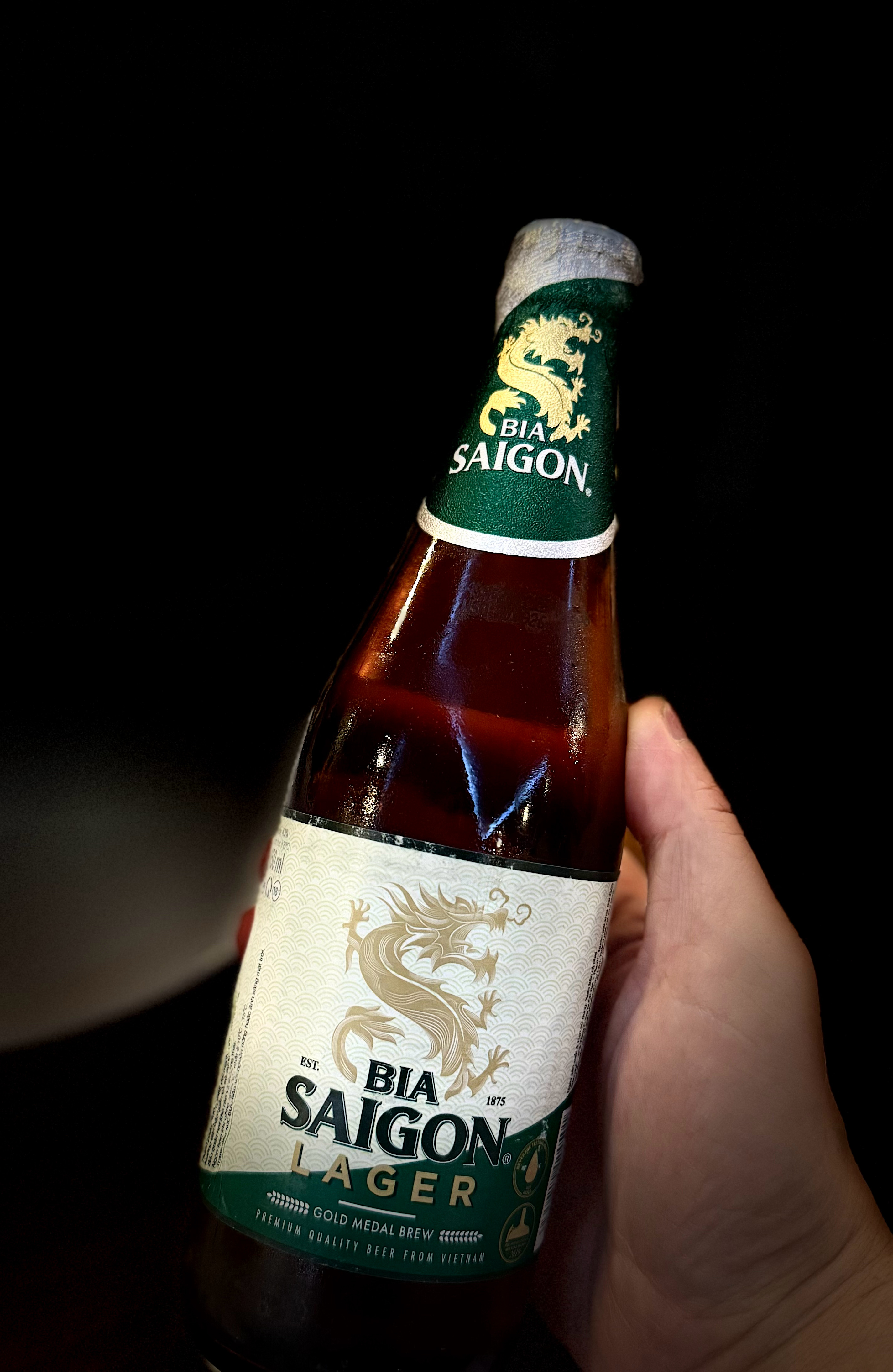 比青岛鲜啤略苦涩，有回甘。有点儿像燕京U8，比较清爽。麦香更浓。回味类百威 