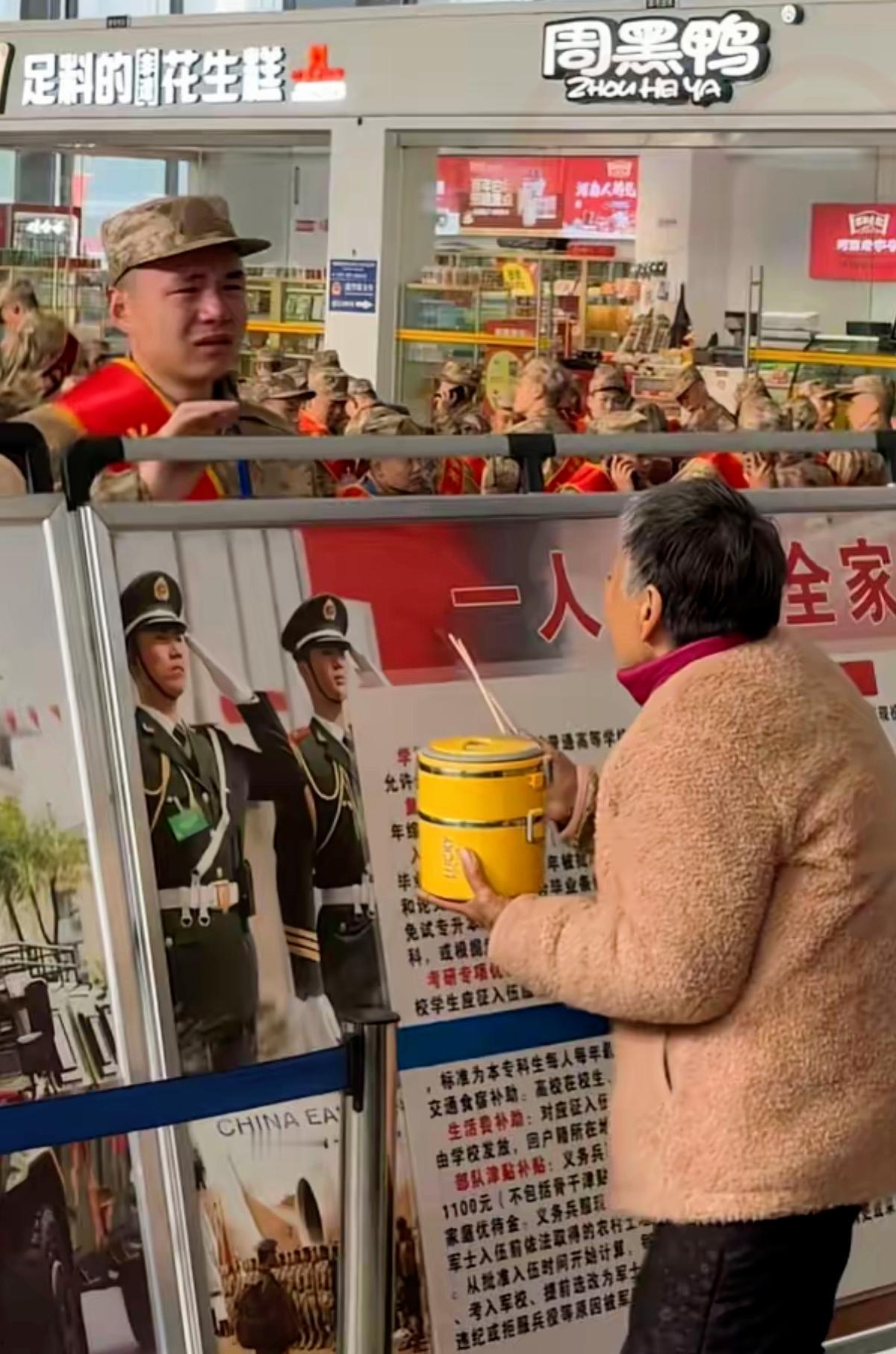 这一幕直接看哭全网，还登上人民日报，太戳心了！河南许昌火车站，76岁奶奶捧着热饺