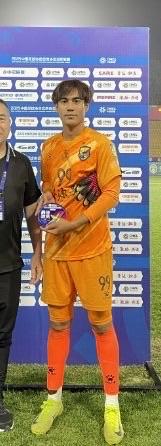 闽超厦门队主力比拉力丁·米拉力丁，厦门本土职业梯队球员，社保参赛，是球队的头号射