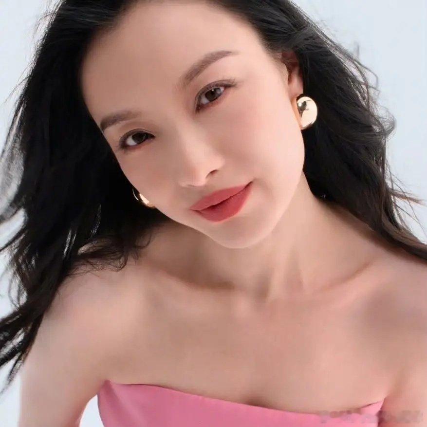 倪妮是头发太少还是为啥  突然发现她脸包头 ​​​