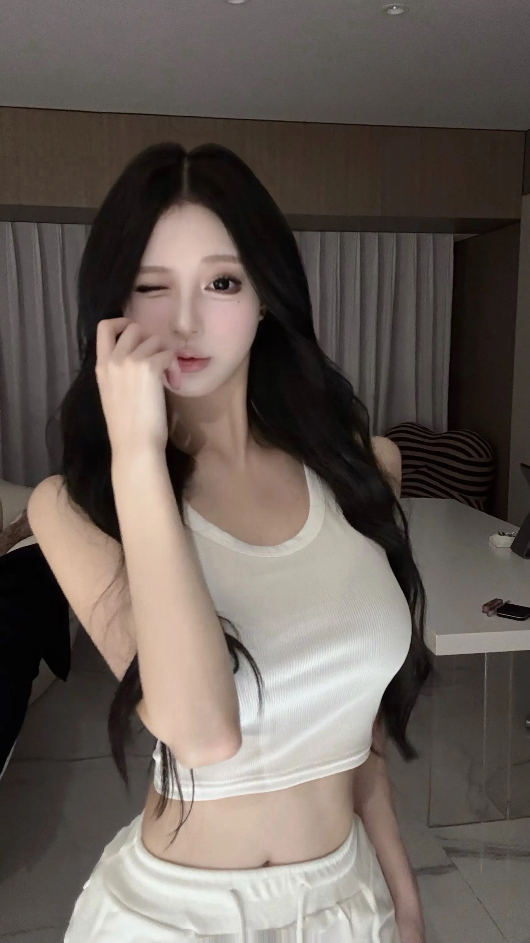 离开我谁还会给你添堵。