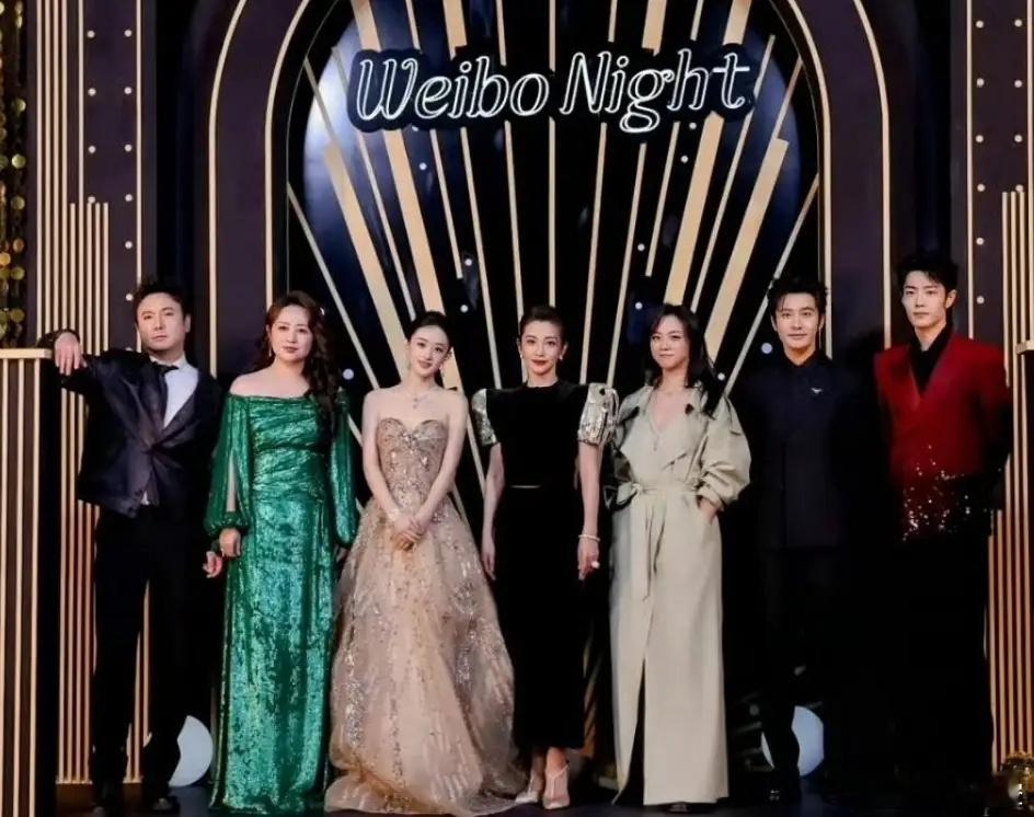 微博之夜下月举办！微博之夜每年最出圈的环节是85花同台比美环节，然后是微博之夜四