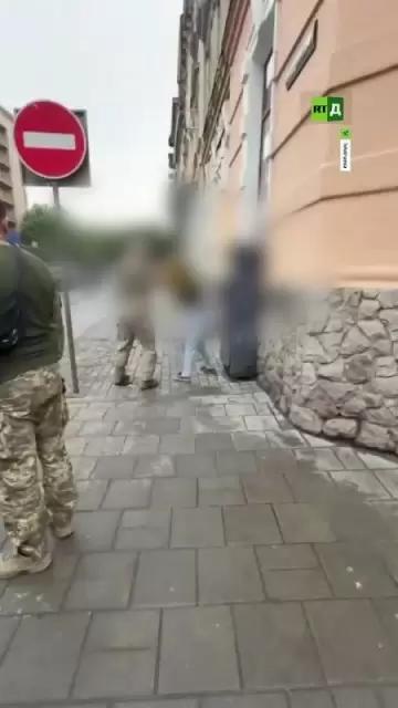 暴力强征，压根打不出胜仗！乌克兰女性直言，自家丈夫、儿子出门不敢单独上街，生怕半
