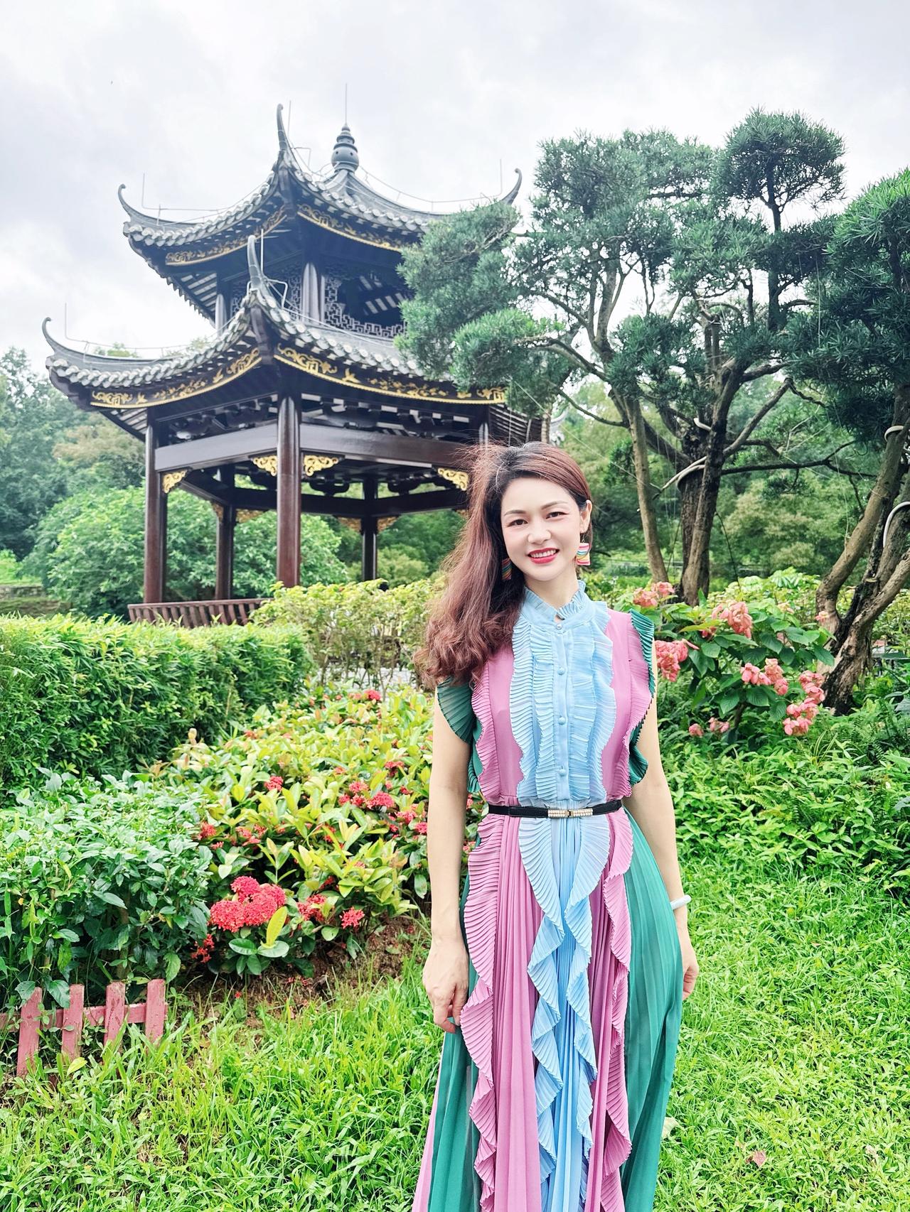 爱好拍照的人，更懂得发现生活中的美，走在路上会为一朵野花的绽放而驻足，她们的眼睛