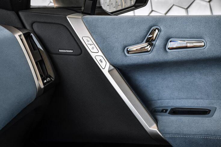 从一块遮风挡雨的板件，到集美学、交互与情感于一身的“第二中控”，汽车门板正在经历