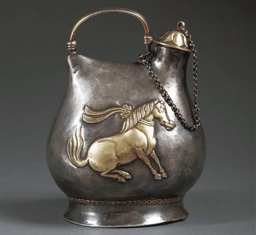 唐 舞马衔杯纹银壶