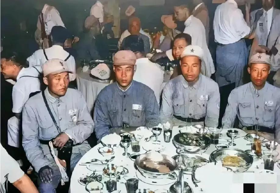1949年，上海，几名解放军战士，被邀请进饭店吃饭时，留下的一张老照片，原来当时