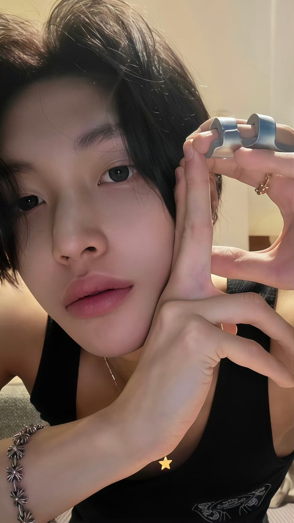 【朴元彬】太超过了…一根手指三个关节各戴一个扳指…此男在玩涩气这方面是天才来的…
