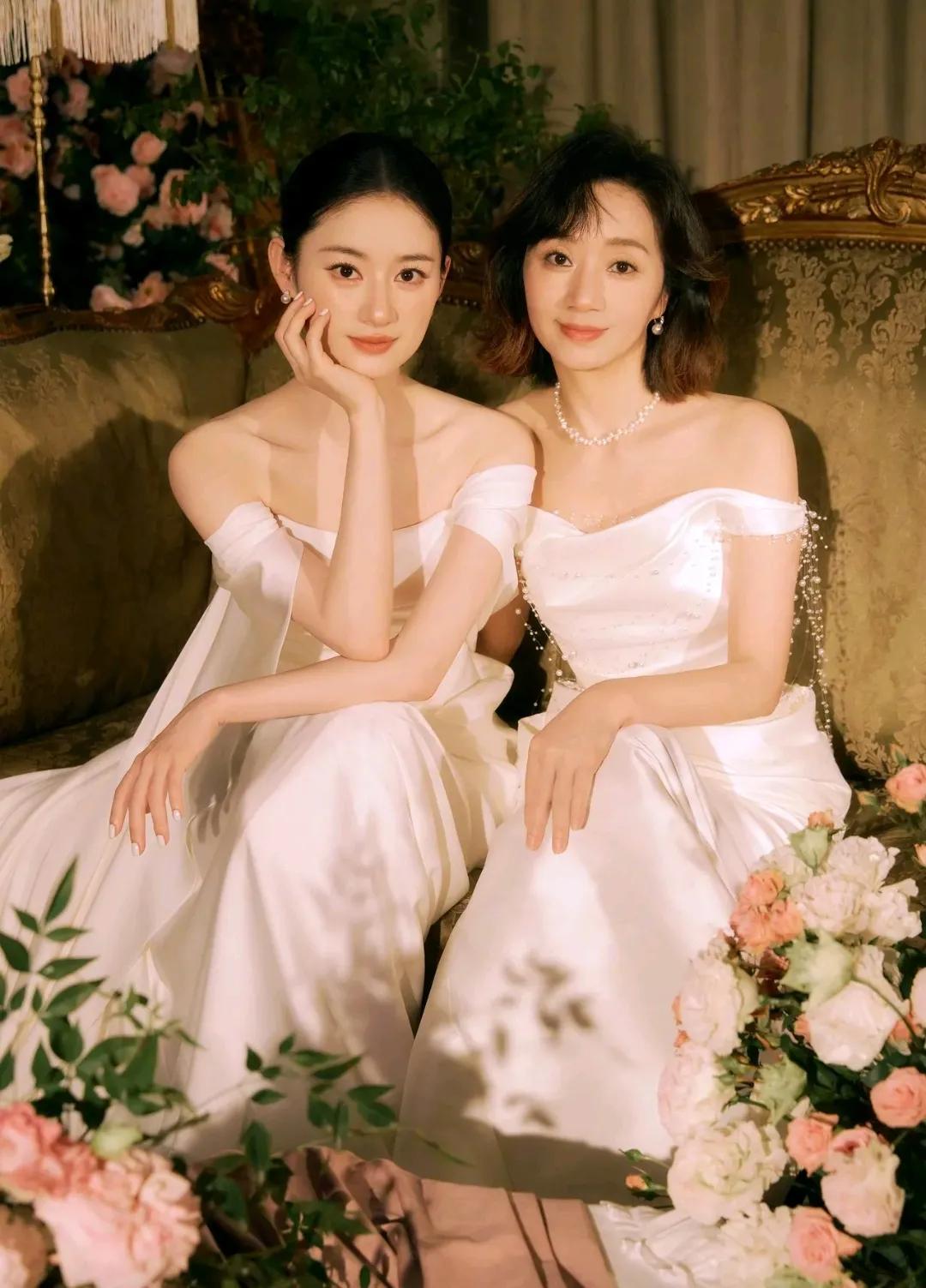 郭晓婷母女大片
这哪是母女，分明是一对姐妹花嘛
郭晓婷的妈妈也太年轻了吧
而且颜