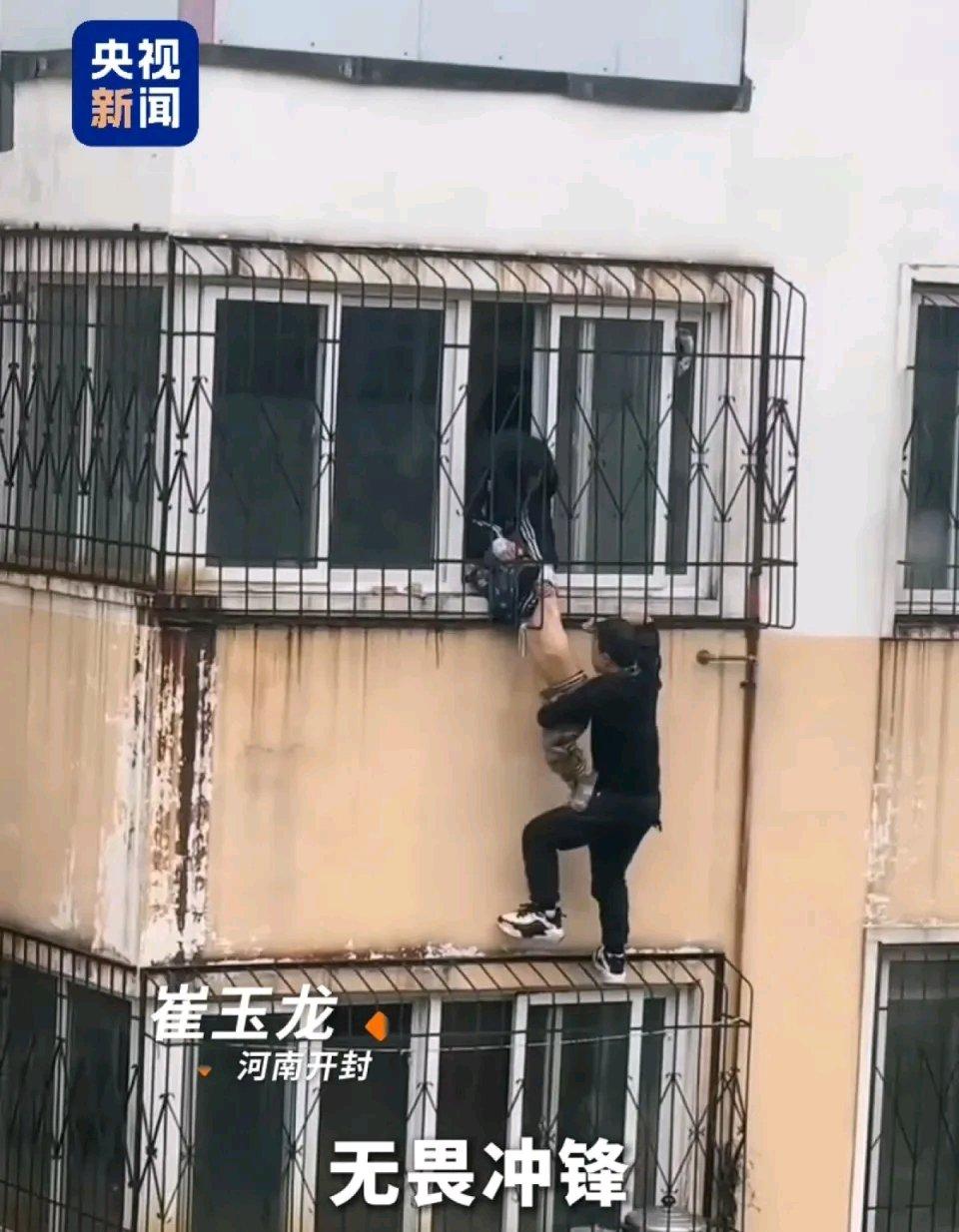 2025年12月31日，央视新闻《凡人微光2025》年度回顾里，河南籍京东外卖骑