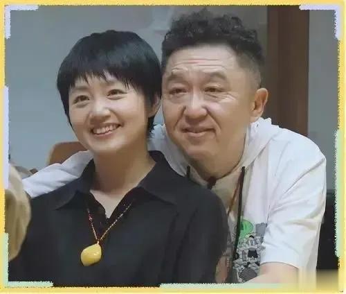 这夫妻俩，恩爱是够恩爱，幸福是够幸福，可冷不丁一看还以为是父女俩，两人明明差了十