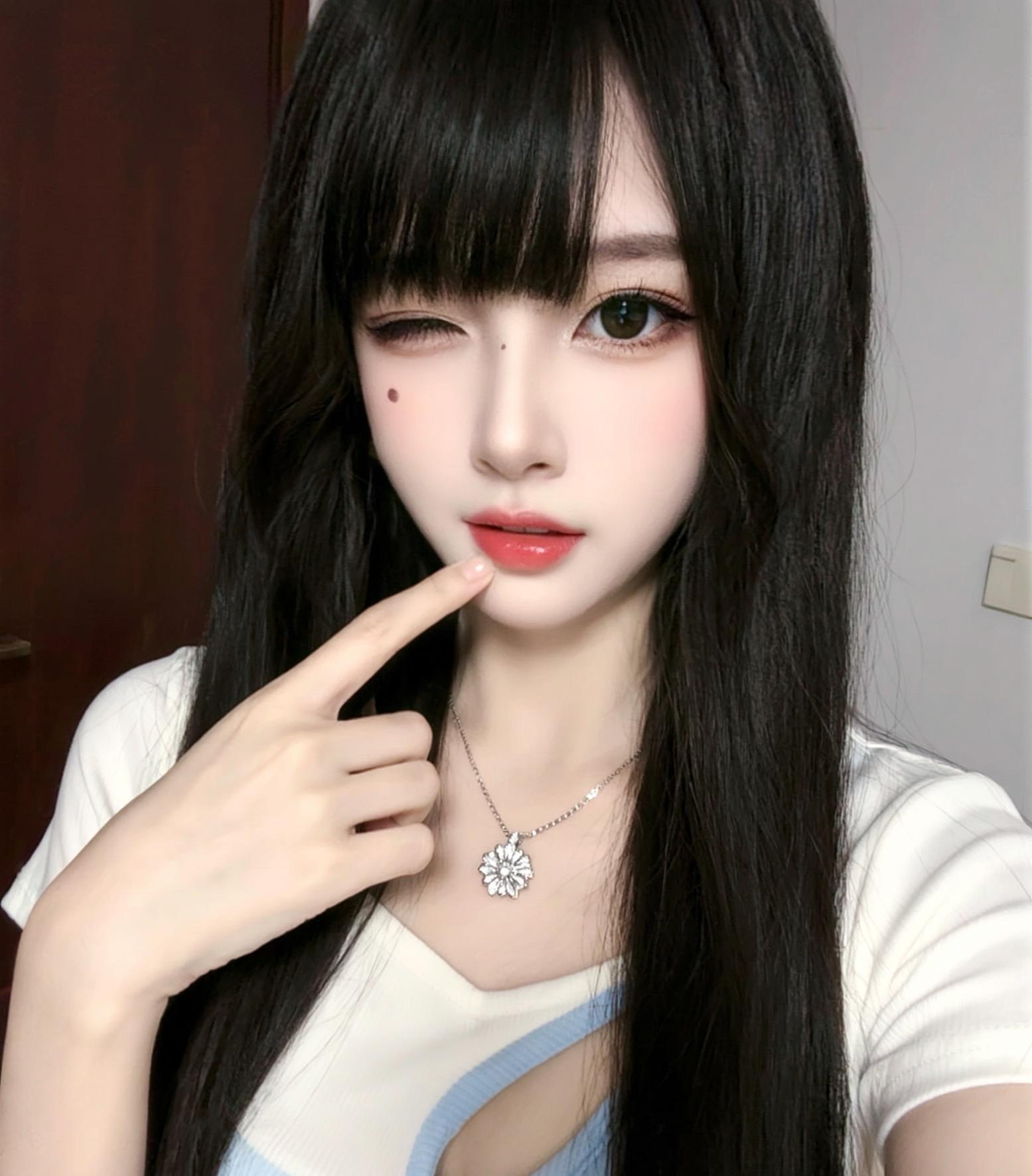 钻饰锁骨链 甜御妆容教程 清纯的美甲 网感少女 甜妹美甲