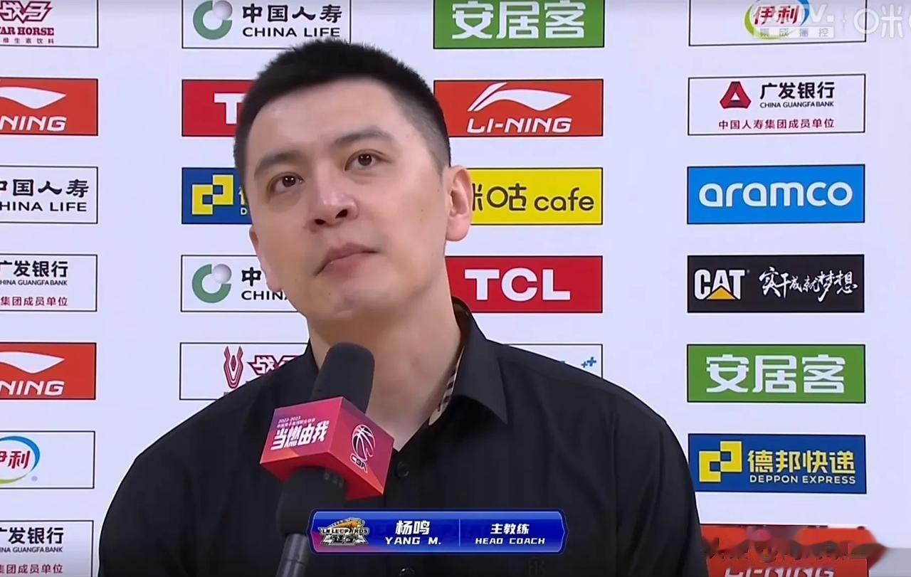 杨鸣真的要离开辽宁吗？情怀真的一文不值！
今年CBA休赛期除了周琦赵睿的交易之外