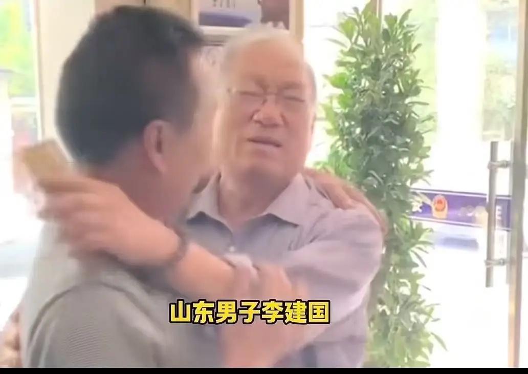那一瞬间，王强手里的银行卡“啪”地一声掉在了柜台上，金属撞击大理石的脆响引来了周