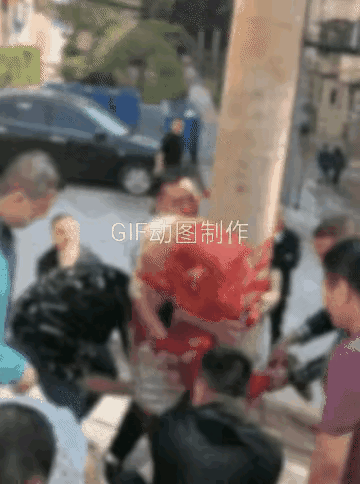 近日，山西阳泉一条“新娘被众人绑在电线杆上”的视频引发争议。视频中，先是一个男人