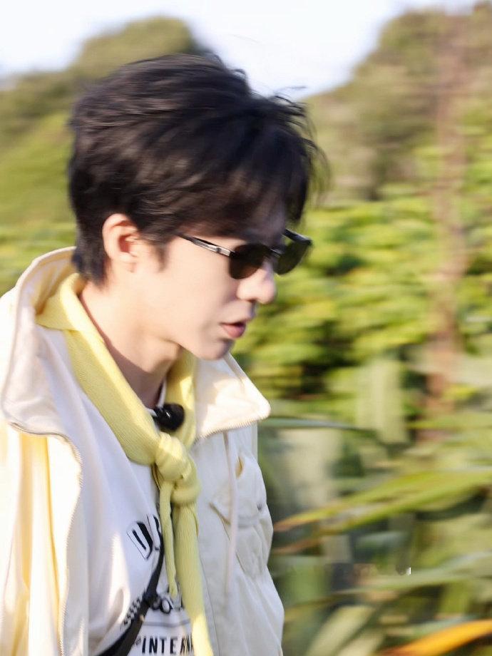 刘宇宁冲锋衣阔腿裤马丁靴造型刘宇宁地球超新鲜2穿搭 刘宇宁地球超新鲜2穿搭，刘宇