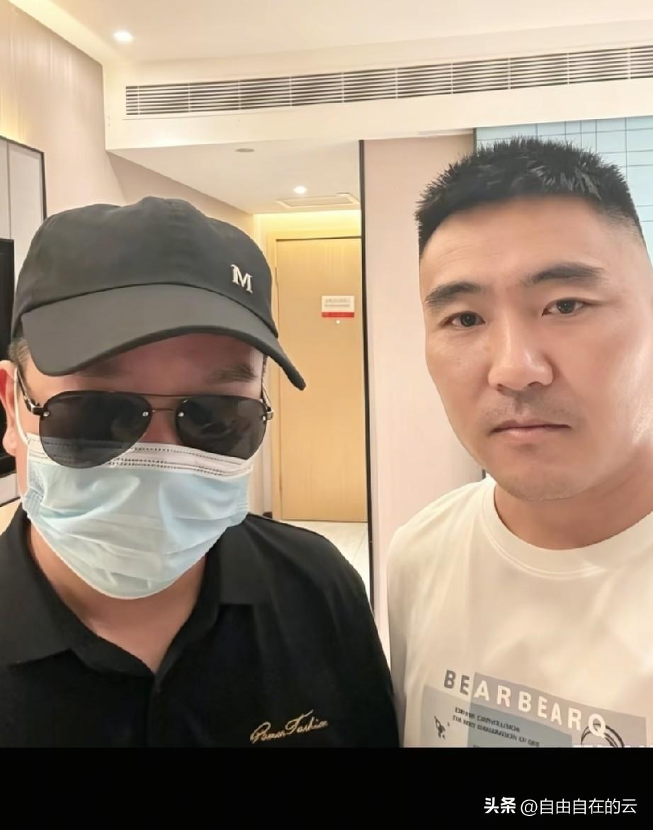 陕西汉中的韦先生和青岛的钟先生见面了，今天是韦先生起诉妻子离婚的案子开庭，钟先生