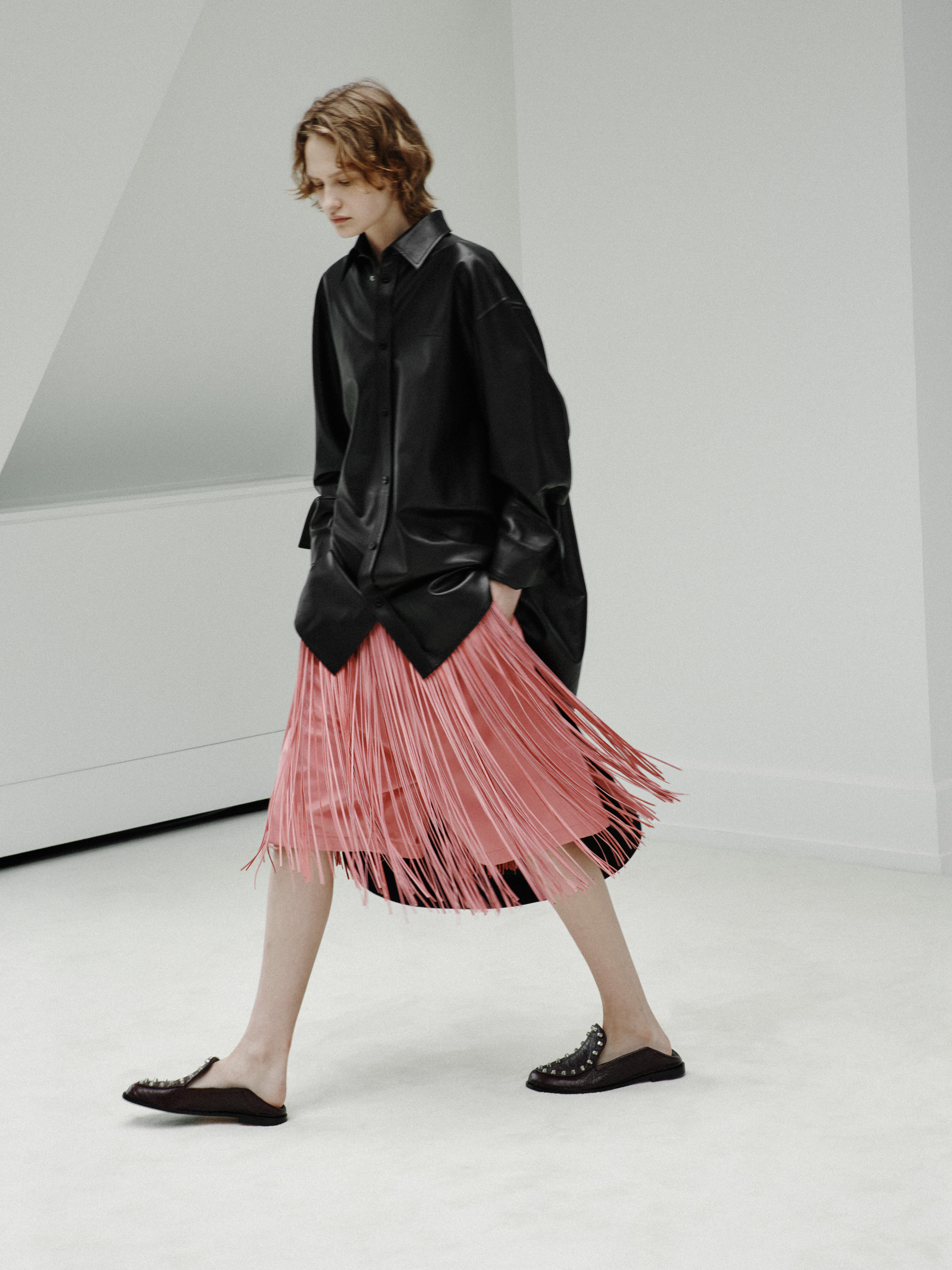 BALENCIAGA 春季 27 系列：身无界——轻盈之境。由 Robin Ga