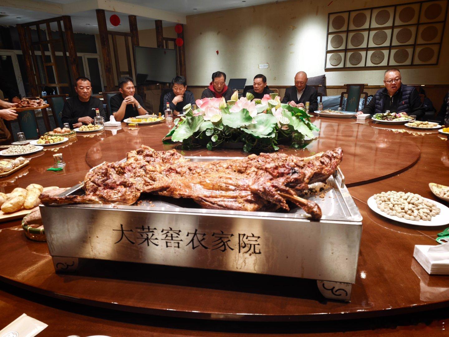 今天干一顿纯正东北菜 虽然东北菜看起来不那么精致 但是味道还是好吃的 而且分量是