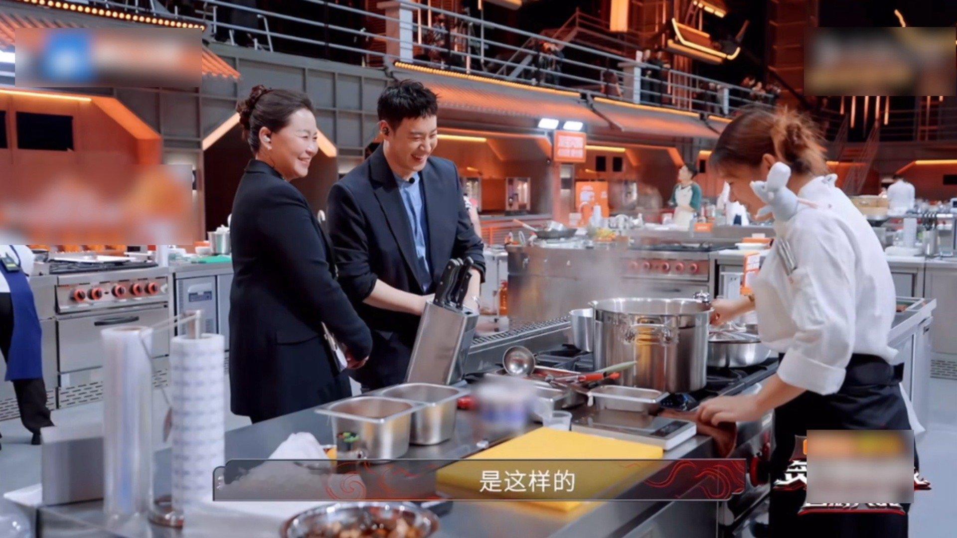 潘玮柏听到煲汤眼睛都直了 潘帅也太爱喝汤了吧！选手刚准备鸡肉煲汤，他就馋到不行，