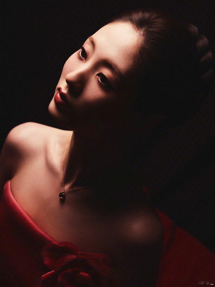 邢菲国剧盛典红裙造型邢菲国剧盛典红裙造型，明艳又优雅啊~ 