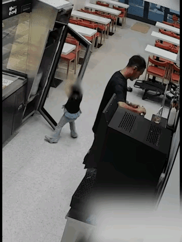 “上人民日报了”
山东一年轻小伙子在餐馆里就餐，正在挑选酱料的时候，一小女孩在身
