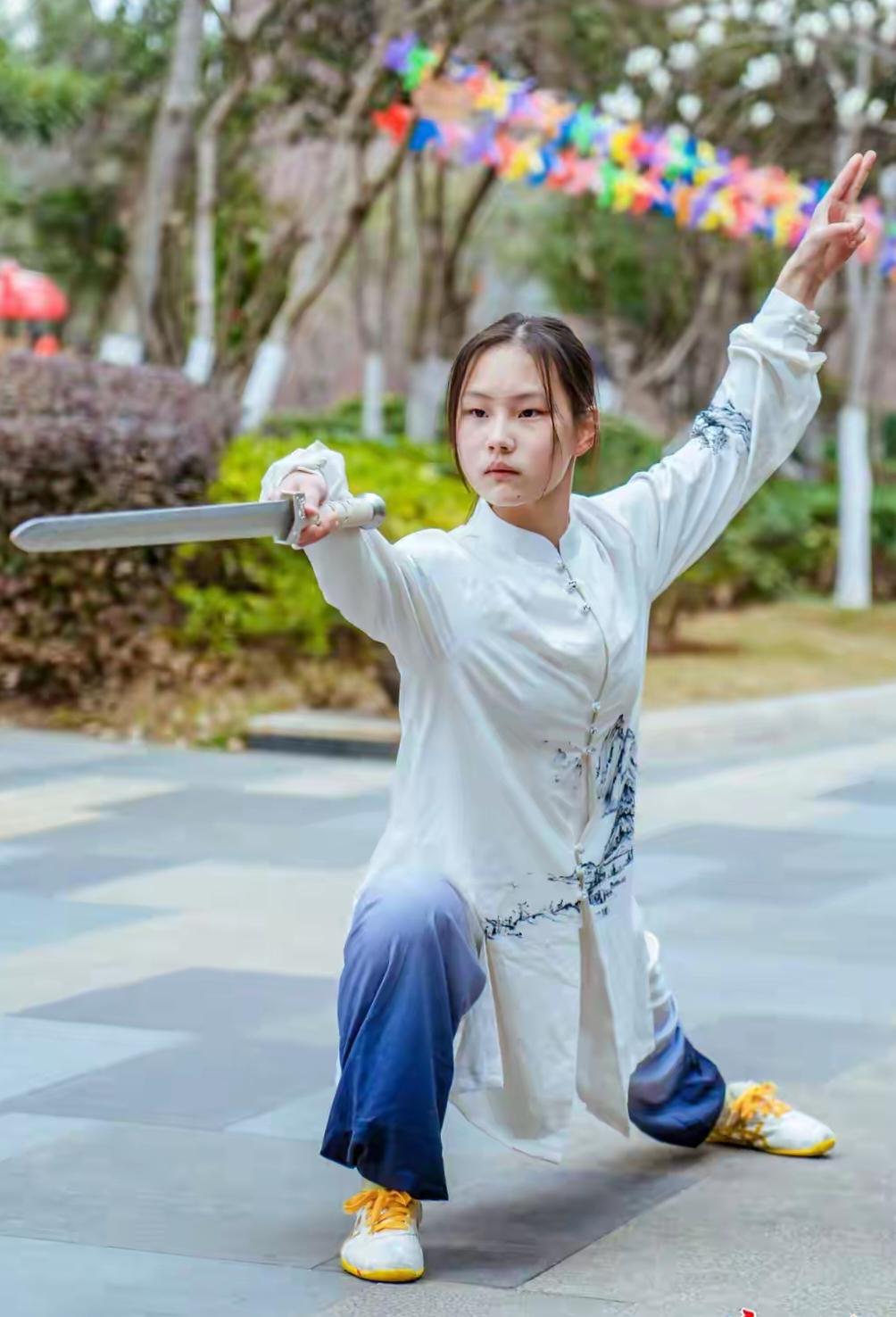 小区里耍剑的武汉少女火了，还不止一个！14岁的邓可儿，学习传统武术三年，父亲分享