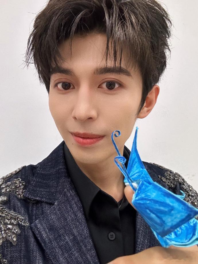 #赵小童油画棒装点的蝴蝶定制麦#赵小童的定制麦因油画棒装点的蝴蝶而更加引人注目。