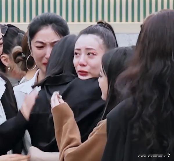 观众缘不好是硬伤！
李溪芮离开嘉行无人问津，上《乘风2024》想翻红，却在首公就