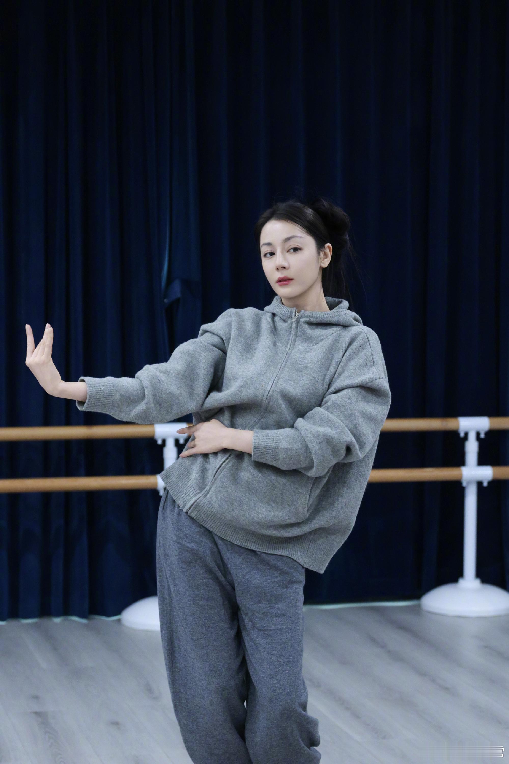 迪丽热巴工作室发了舞室练舞花絮 