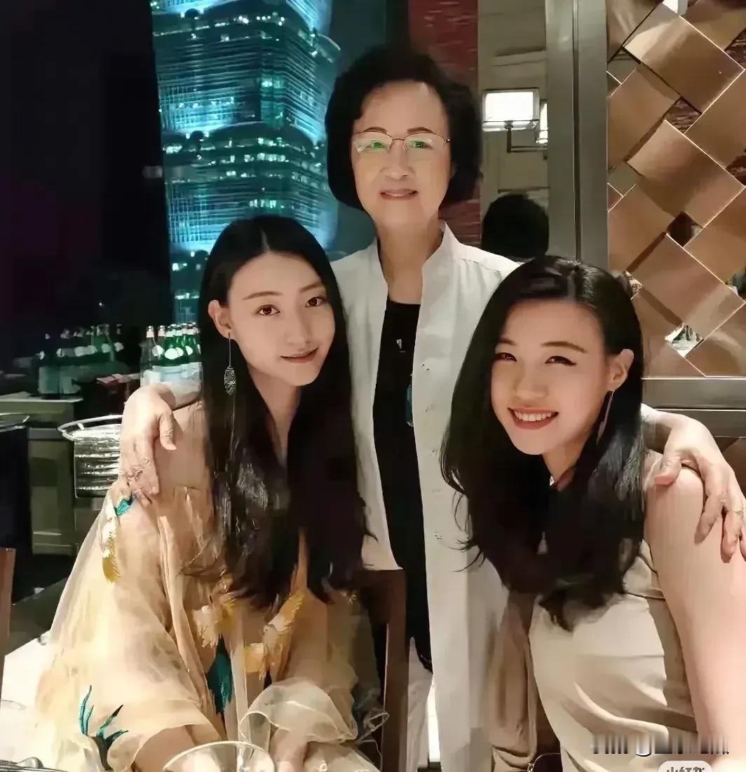 琼瑶在世之际，美如春花绽放于春日，明艳而动人，其举手投足、一颦一笑皆能令人心生倾
