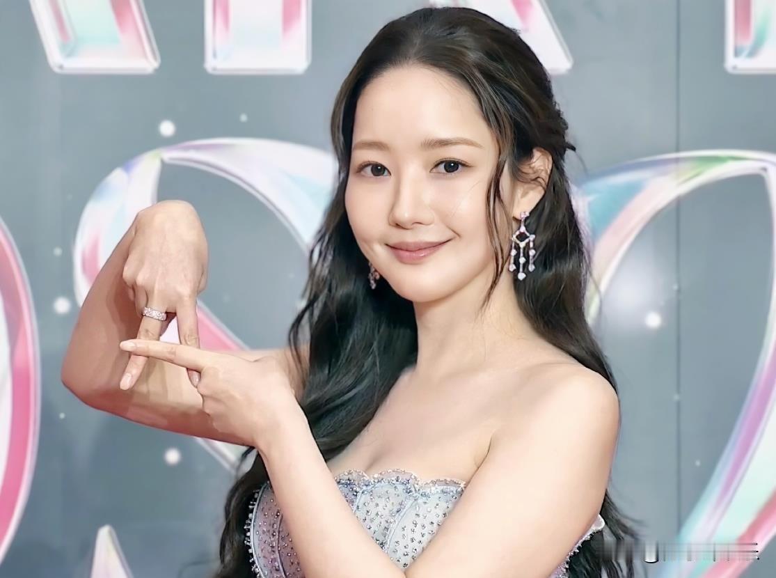 在刚结束的2024 Asia Artist Awards in Bangkok中
